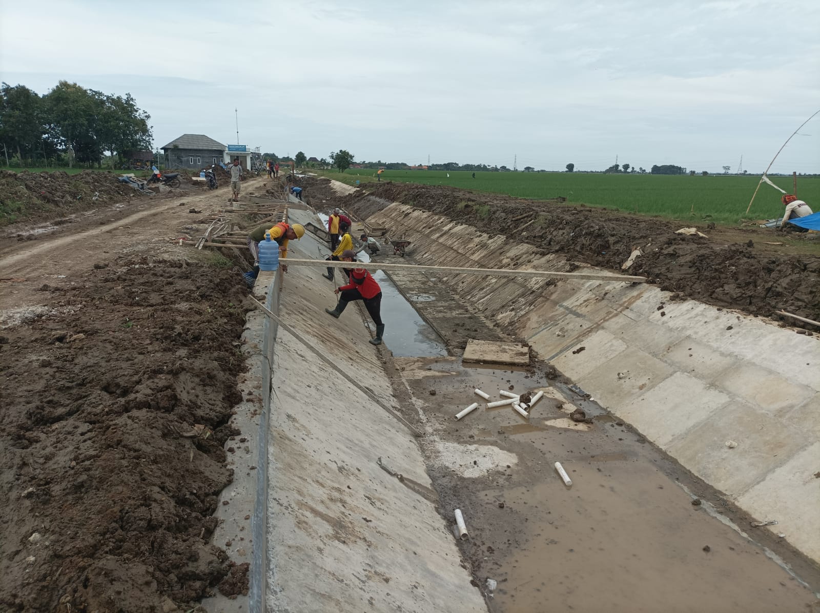 Pt Sacna Bangun Saluran Sekunder Di Kecamatan Terisi