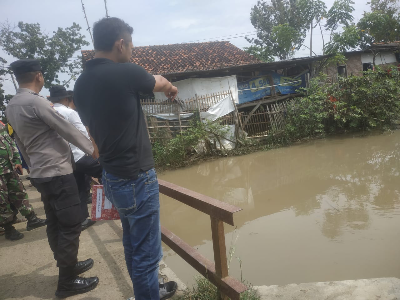 Diduga Terpeleset, Lansia Ditemukan Tewas Mengambang di Pinggir Sungai Belakang Rumah