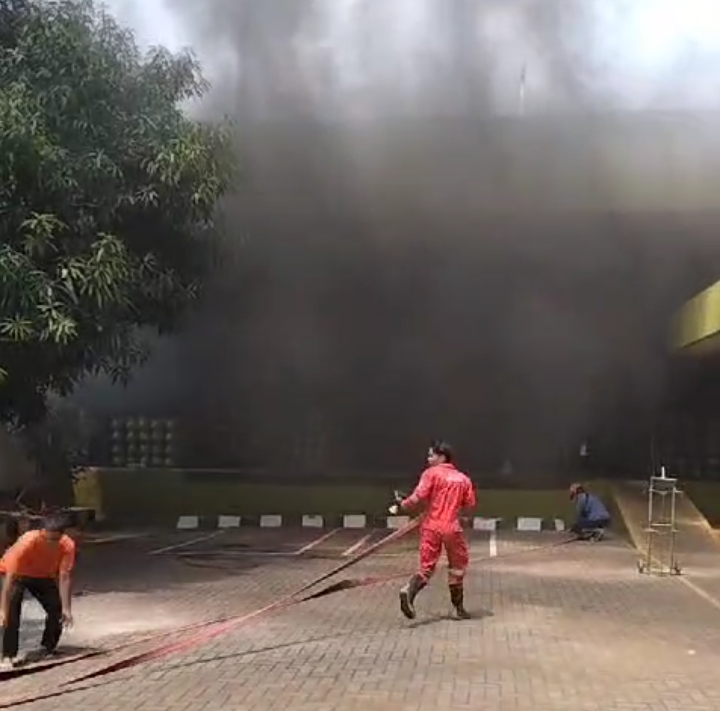 Kebakaran Melanda SPBE Legok Lohbener, Damkar Indramayu Berupaya Memadamkan