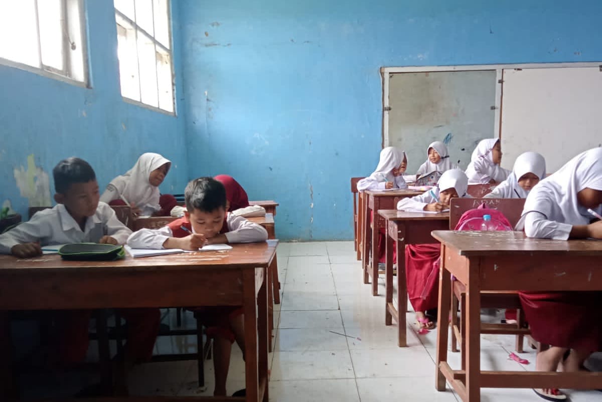 Banjir di SDN Pranggong 2 Surut, Sebagian Siswa Masih Bersih-Bersih Ruang Kelas