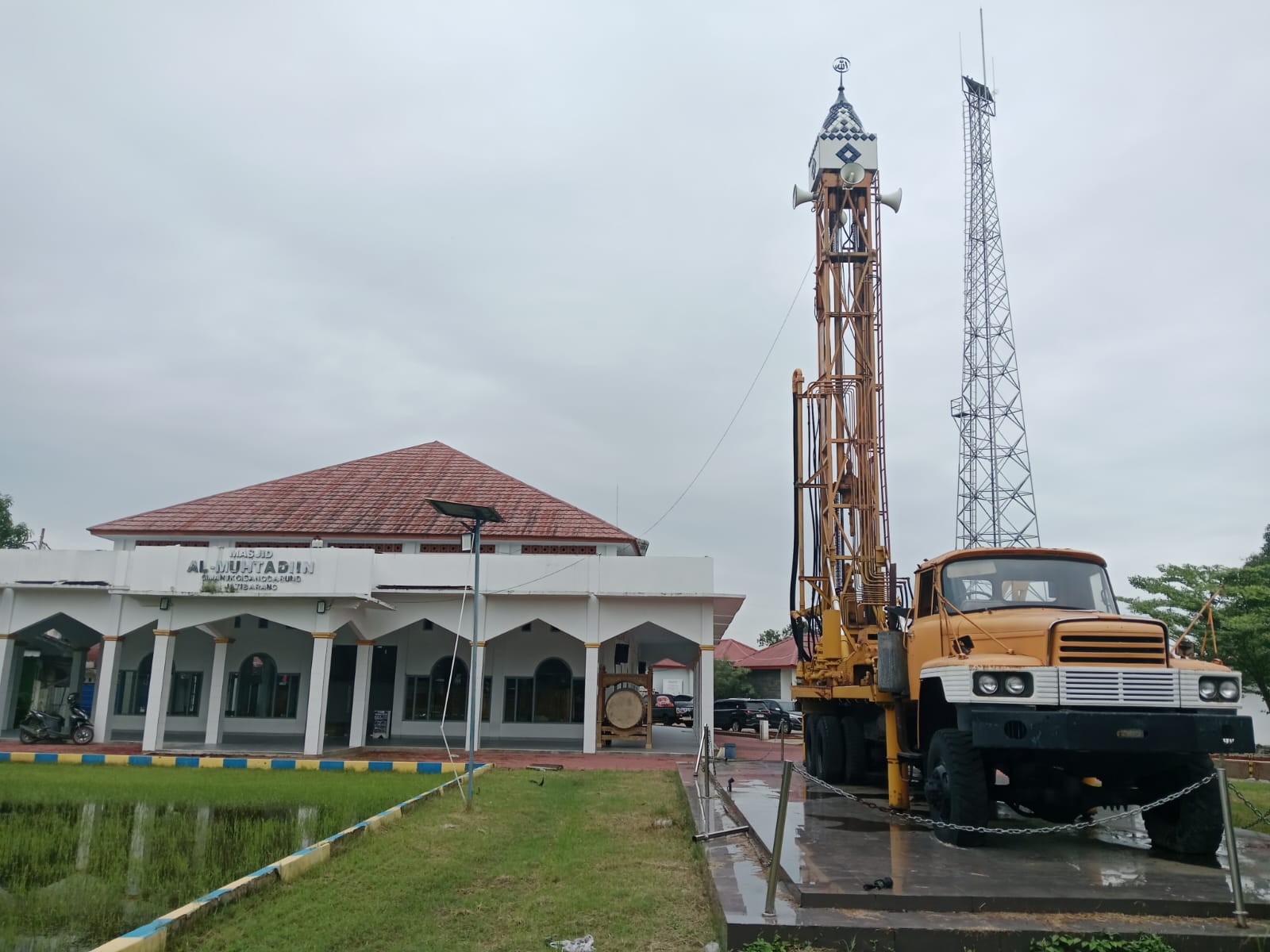 Truk Pengebor Raksasa Milik BBWS Jadi Ikon Menara Masjid di Indramayu