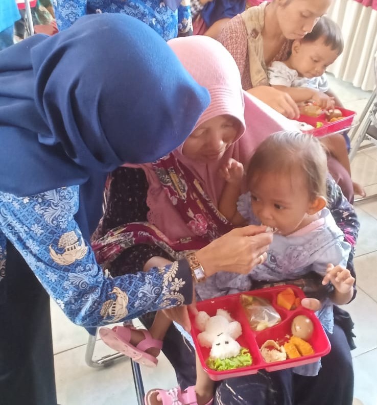 Pemcam Juntinyuat Gelar Aksi Pemeriksaan Kesehatan dan Pemberian Makanan Tambahan untuk Anak Stunting