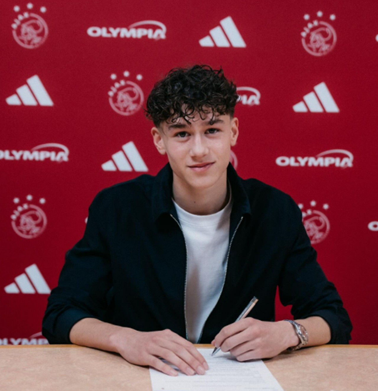 Mantap! Pemain Keturunan Indonesia Ini Baru Saja Dapat Kontrak Profesional Bersama Ajax Amsterdam! Siapa Dia?