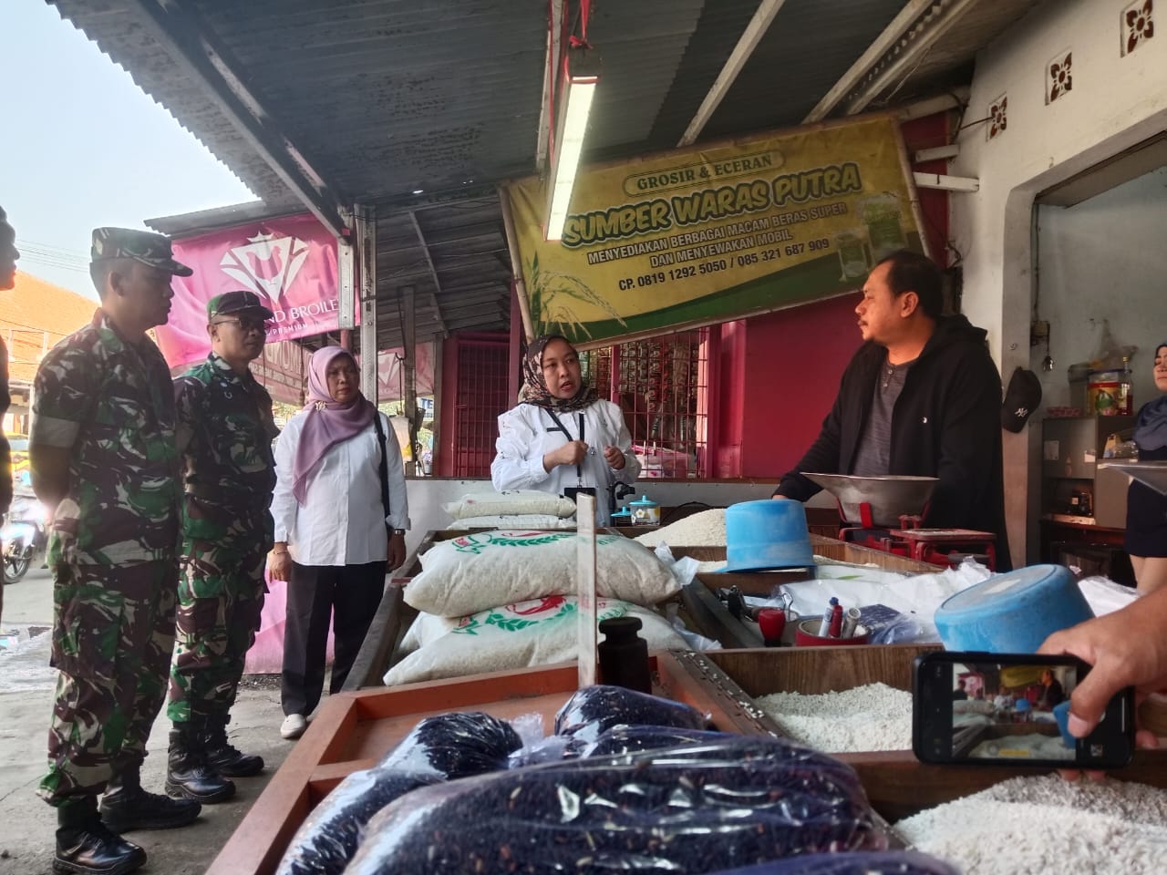 Perum Bulog Indramayu Monitoring Peredaran Beras SPHP di Indramayu 