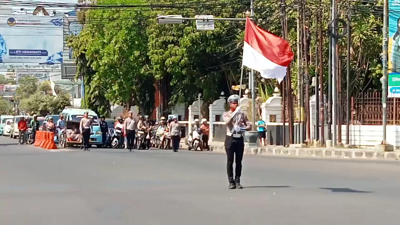 Menarik! Detik-detik Proklamasi, Pengendara Berhenti Beri Penghormatan Bendera Merah Putih 