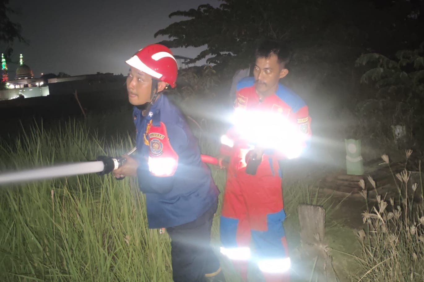Malam Hari Kebakaran Lahan Ilalang di TPU Desa Tegalurung Gemparkan Warga 