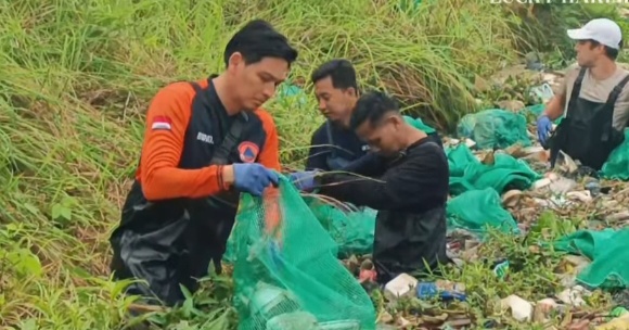 Bupati Lucky Hakim Terjun Langsung Bersihkan Sungai Pamengkang