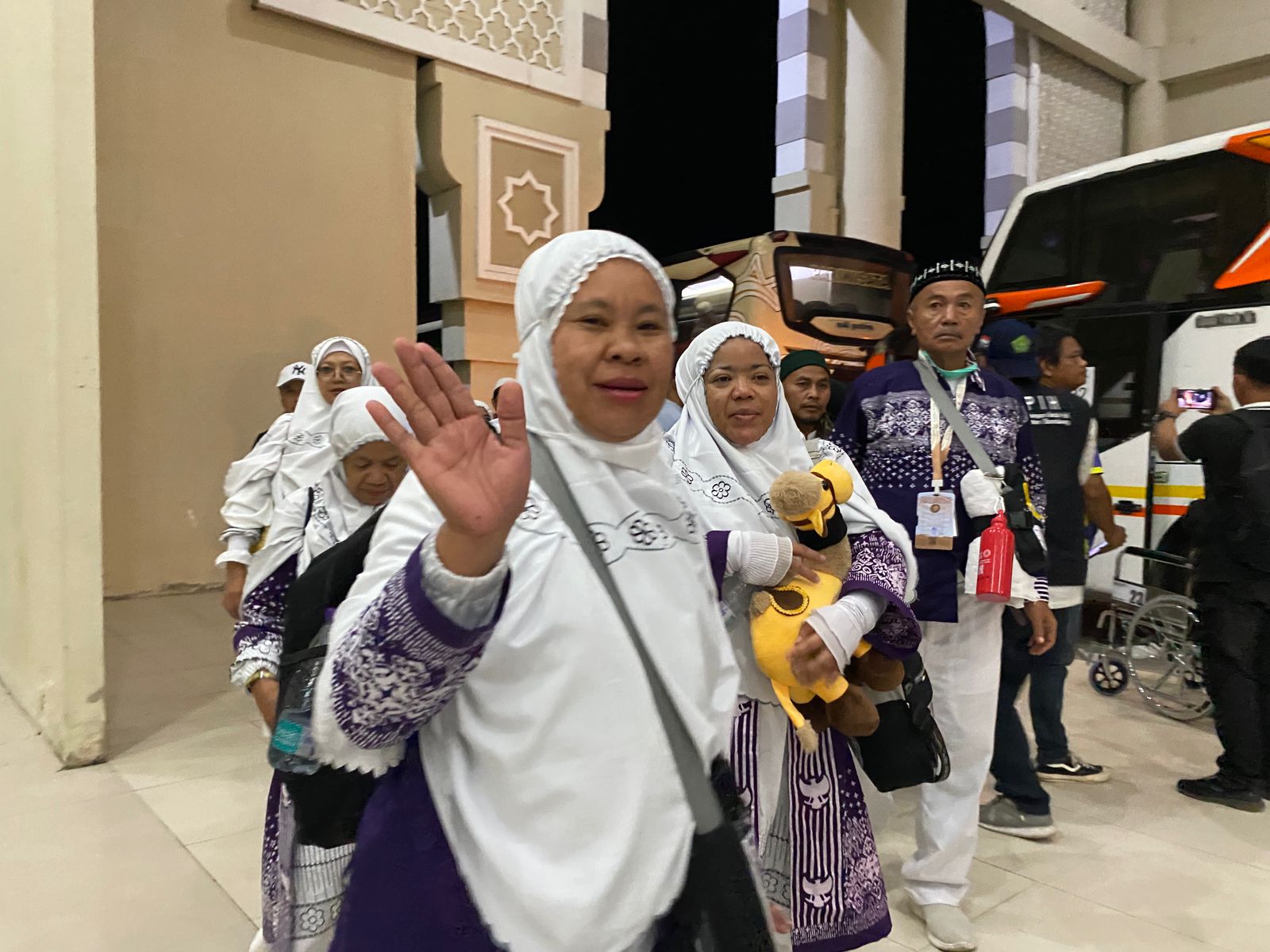 Kloter Pertama Jemaah Haji KJT Tiba di Asrama Haji Indramayu, Disambut Haru dan Kehangatan