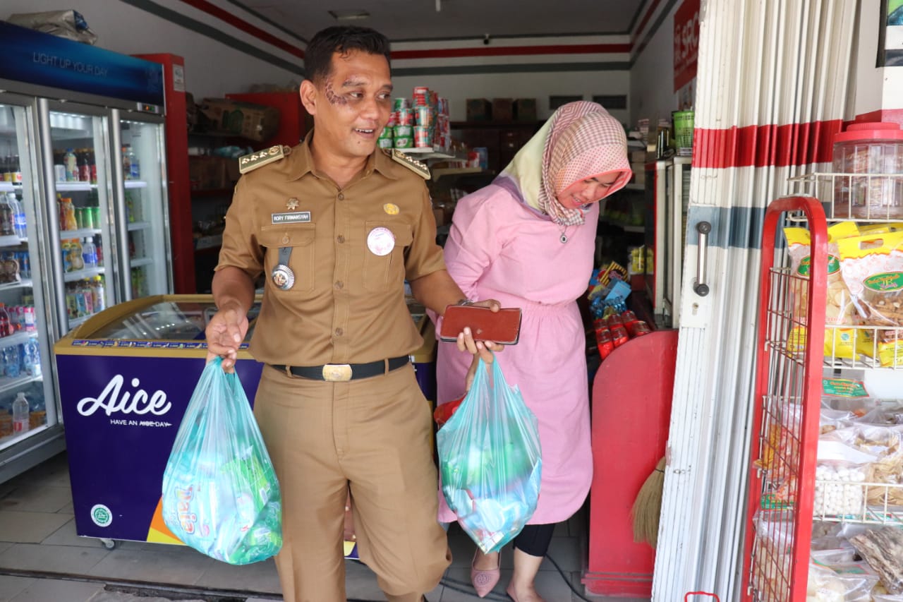 Bupati Nina Gerakan Jajarannya Jadi Pelopor Belanja di Warung Tetangga