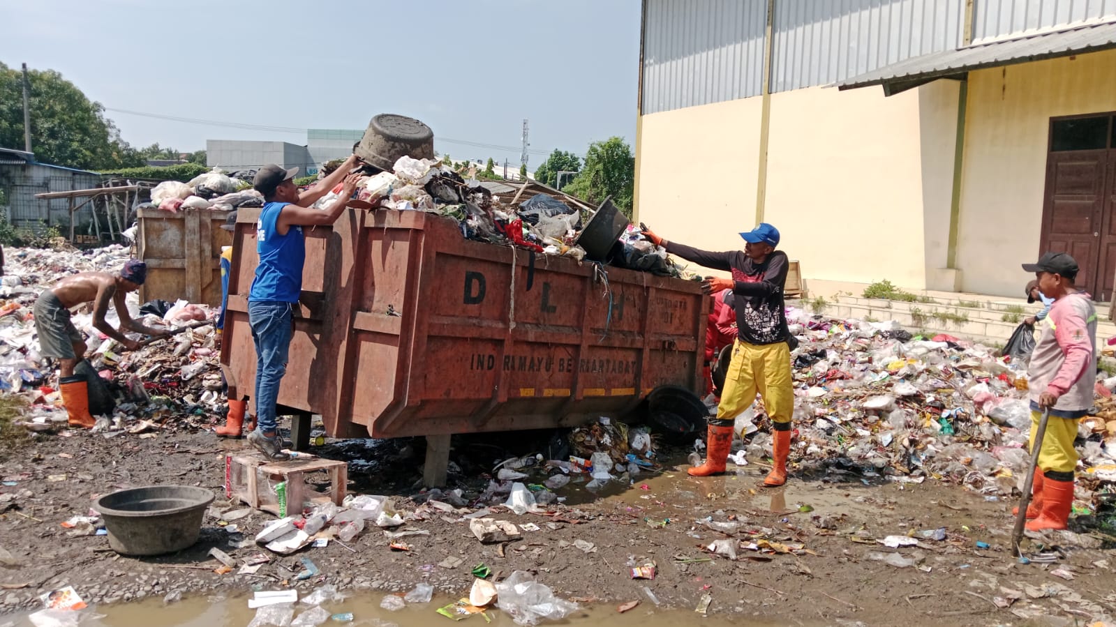 UPTD LH Jatibarang Garcep Angkut Sampah dari TPS Pasar Hewan Jatibarang