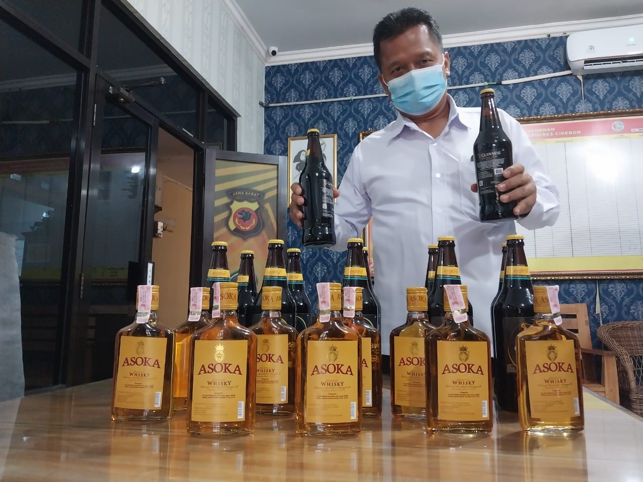 Razia  Miras, Polresta Cirebon Sita Ratusan Botol Miras, Disini Tempatnya