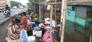 Warga Ngungsi di Jalur Pantura, Banjir Rob Terjang Desa Eretan Kulon