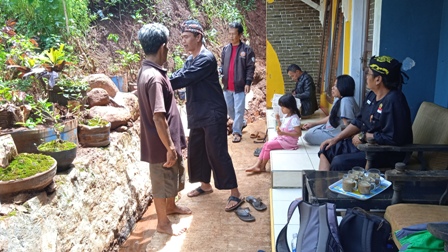 Geger,  Air Muncul dari Tembok dan Lantai Dalam Rumah