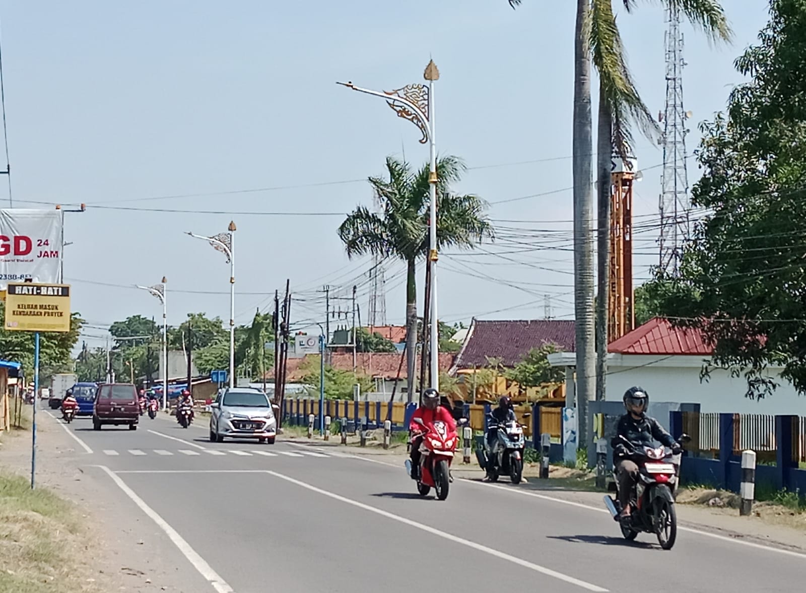 Nang Sadewo Soroti PJU Berdesain Motif Mega Mendung Terpasang di Jalanan Indramayu