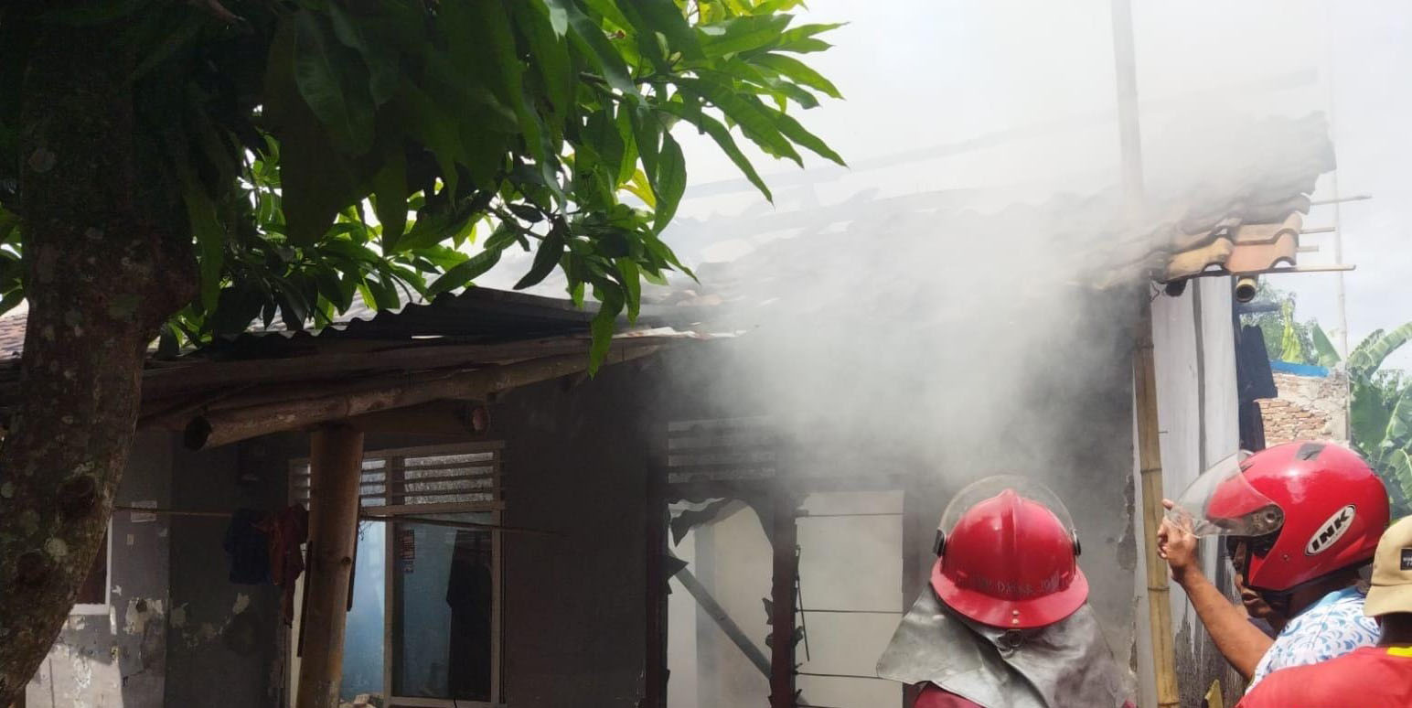 Akibat Kontak Listrik Rusak, Rumah Ludes Terbakar
