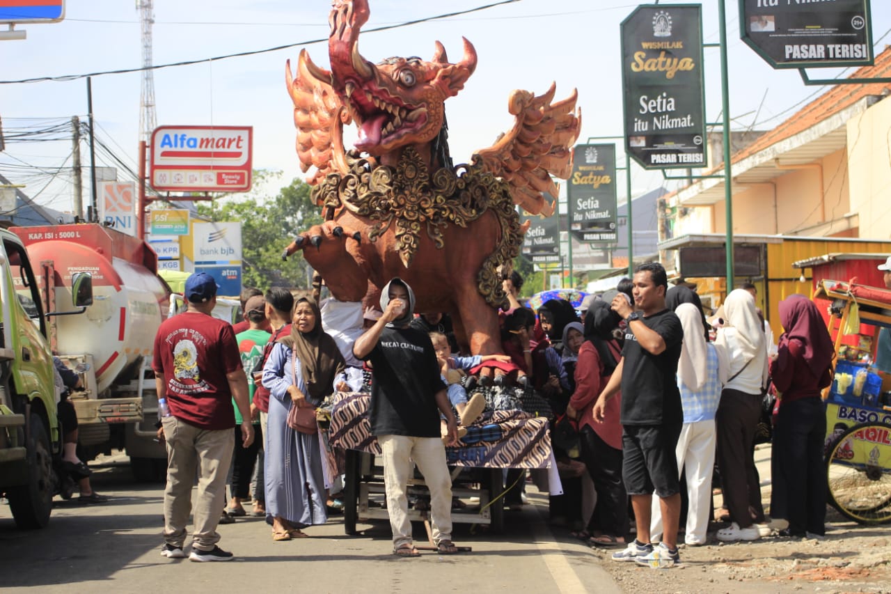 Warga Karangasem Adakan Tradisi Sedekah Bumi dengan Semangat Gotong Royong