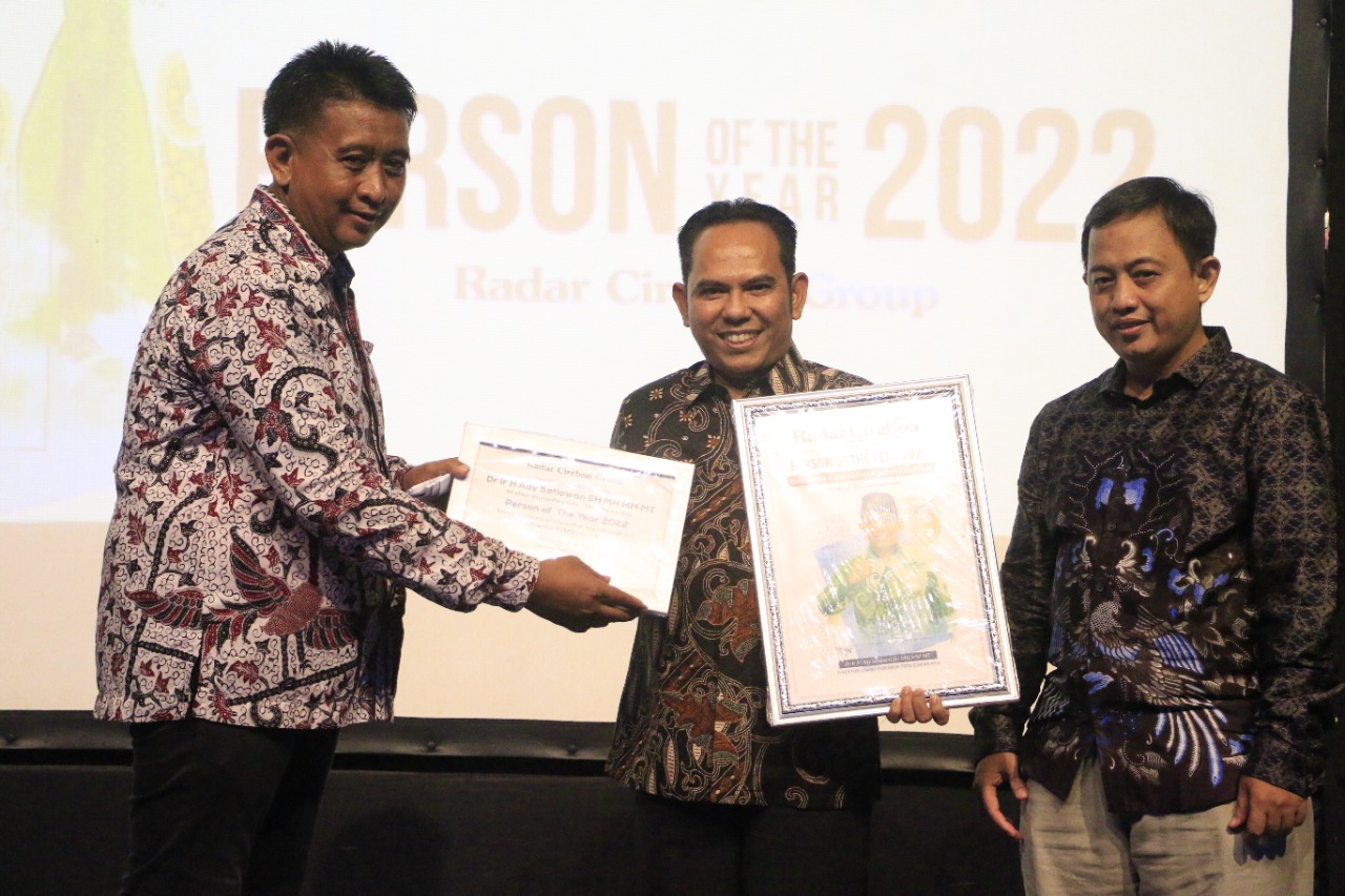 Ady Setiawan sebagai Dirut BUMD Inovatif dalam Person of The Year 2022 Radar Cirebon Group