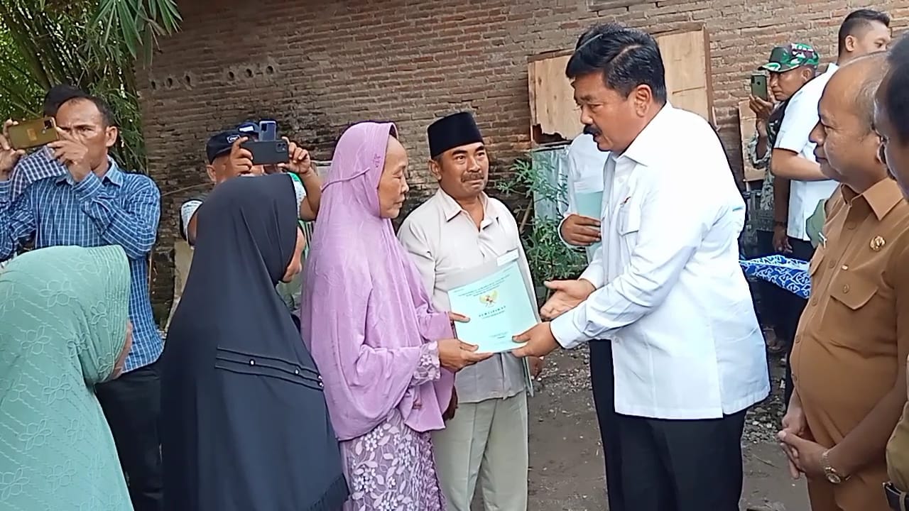 Warga Winong Senang Menerima Sertifikat Tanah yang Dibagikan Menteri ART/BPN