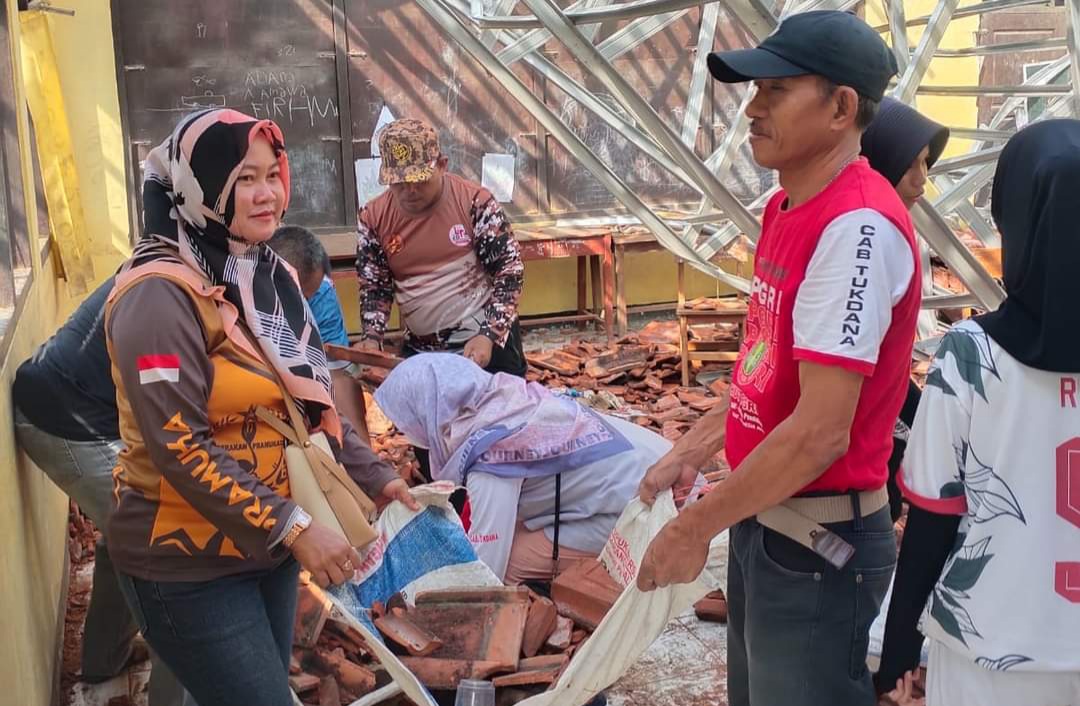 Persiapan KBM, Kwarran Tukdana Bersihkan Sisa Puing Atap SDN 2 Sukadana