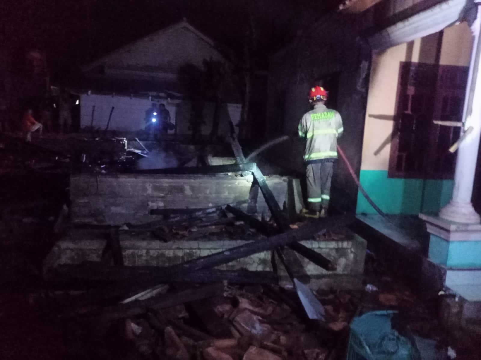 Diduga Korsleting Listrik, Tiga Rumah Ludes Terbakar di Desa Sukamulya 