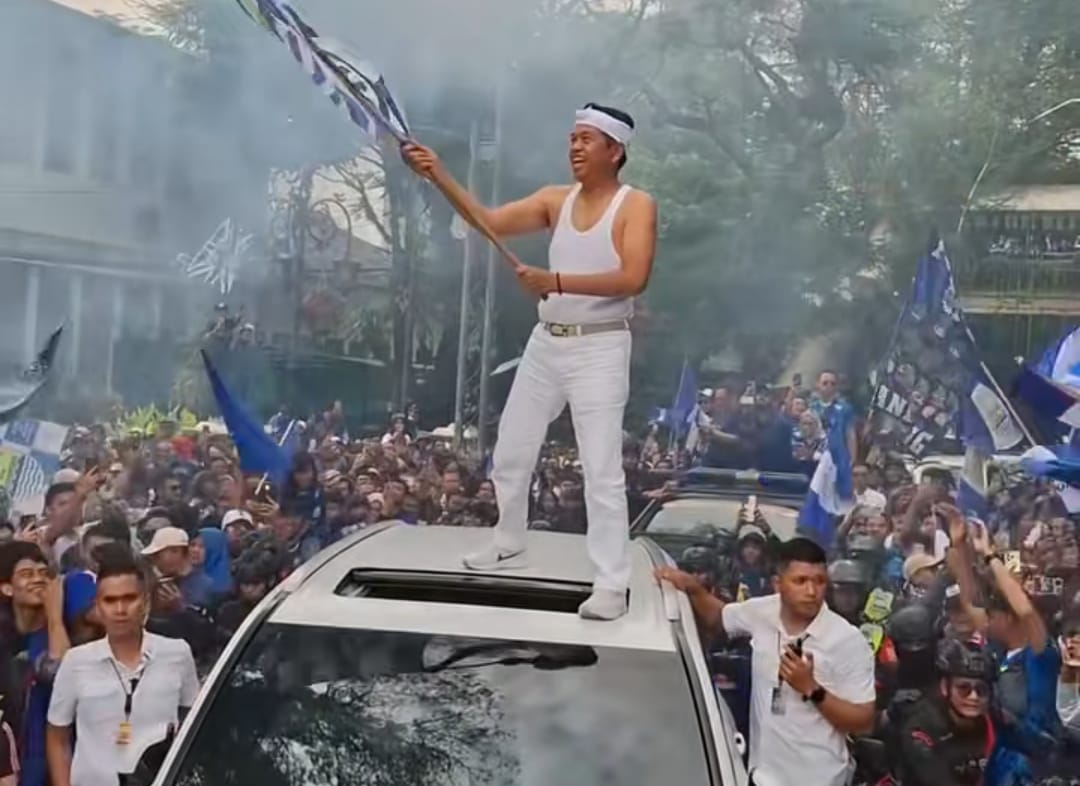 Gubernur KDM Ikut Konvoi! Rayakan Juara Persib Berdiri di Atas Mobil Sambil Kibarkan Bendera