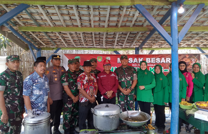 Kodim 0616/Indramayu Gelar Masak Besar di Koramil 1609/Juntinyuat, Bagikan 500 Porsi Nasi Kotak ke Masyarakat 