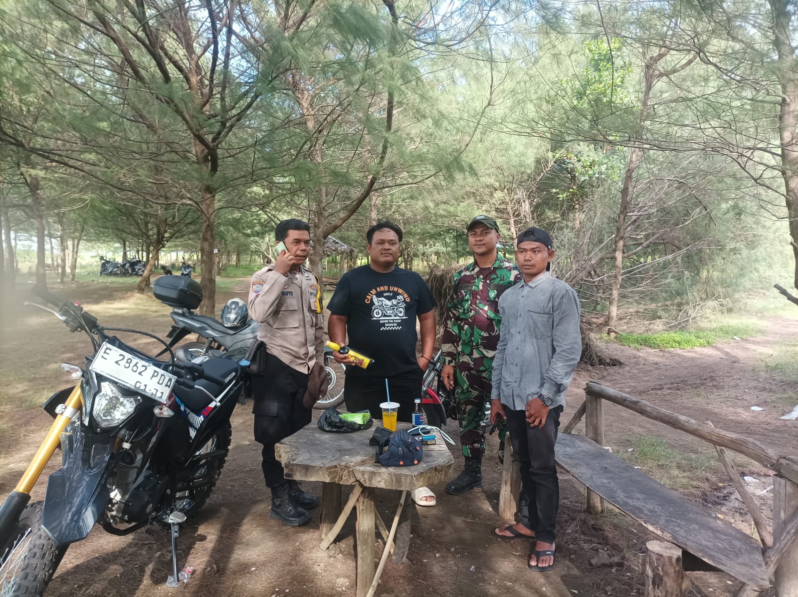 Jaga Keamanan Wisatawan Polisi Jaga Objek Wisata Pantai Tiris