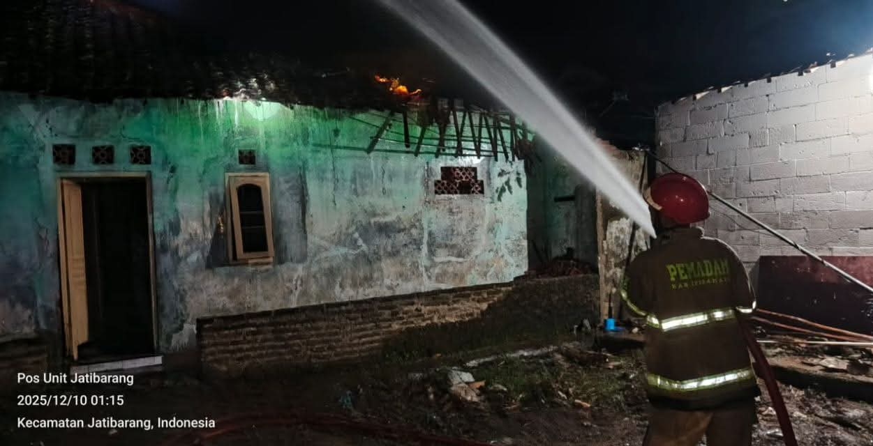 Rumah Warga di Pawidean Terbakar Dini Hari, Damkar Berhasil Kendalikan Api