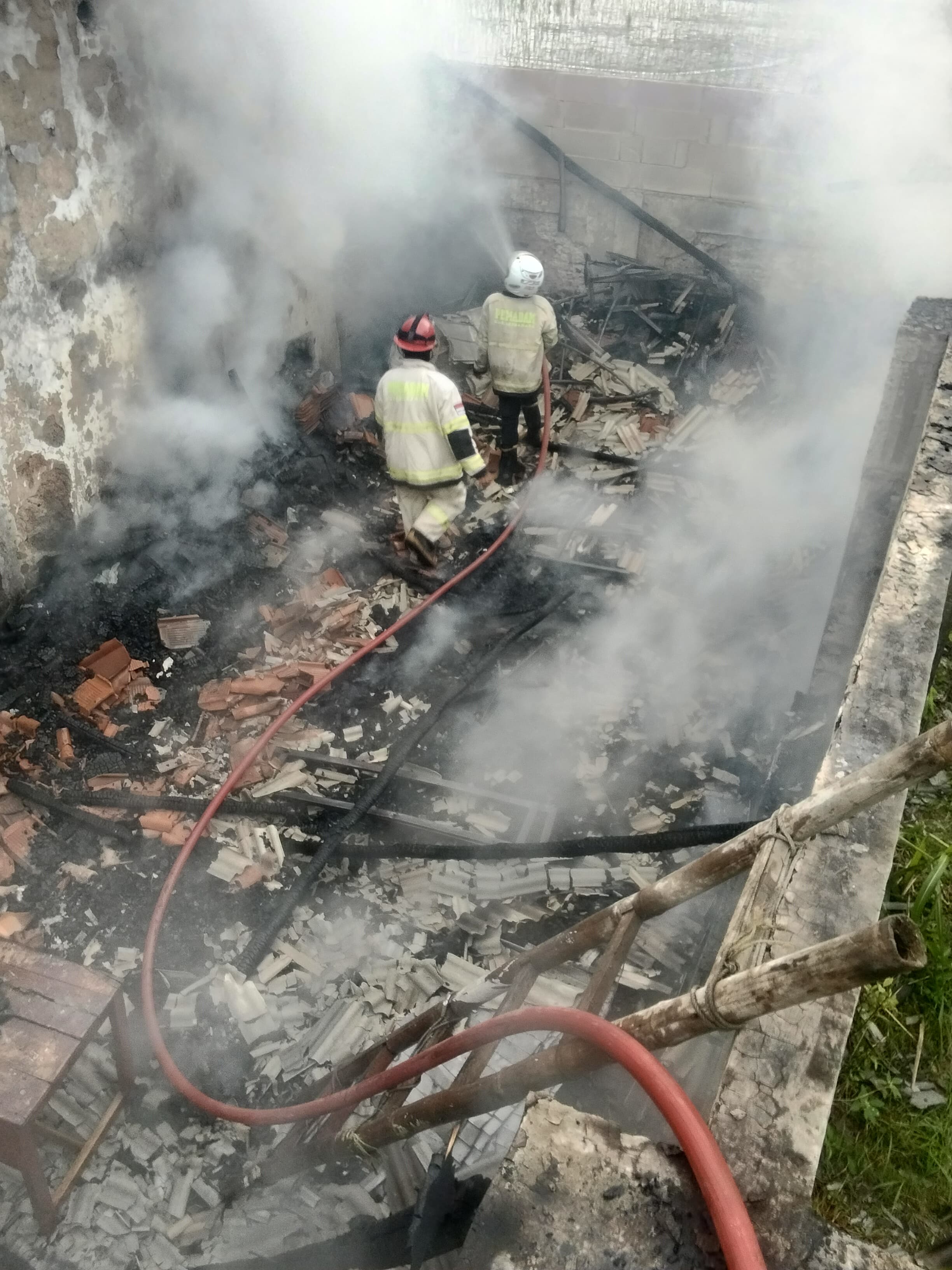 Gudang Penyimpanan Bangku SMPN 1 Kertasemaya Terbakar