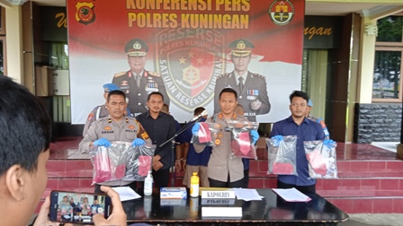 Sempet-sempatnya Bikin Video, Kini Aksi Dukun Cabul Dijadikan Barang Bukti dan Diamankan Polisi