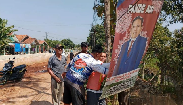 Ratusan Baliho Pakde Air Dicabuti Relawan, Ini Alasannya 