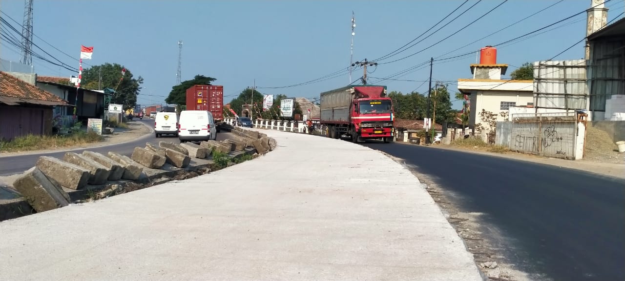 RAWAN MACET! Perbaikan Jalan Pantura Losarang Tak Kunjung Rampung