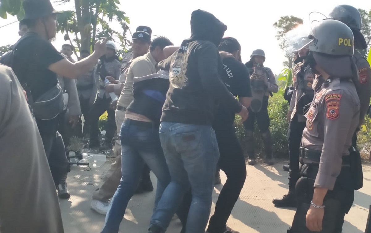 Aksi Demo Terlibat Kericuhan Saat Merangsek ke Gerbang Utama Mahad Al Zaytun