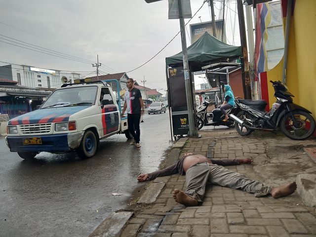 Pria Tanpa Identitas Ditemukan Tergeletak Bersimbah Darah