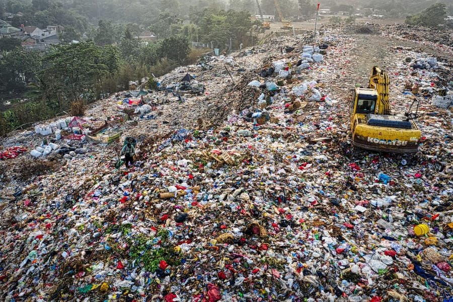 Belanda Penyumbang Terbanyak! 10 Negara Pemasok Sampah Plastik Terbesar ke Indonesia