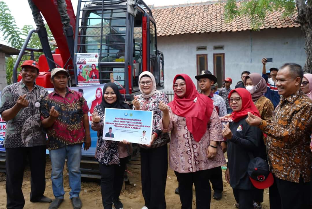 Perkuat Sektor Perikanan dan Kelautan, Bupati Nina Bersama KKP Salurkan Excavator