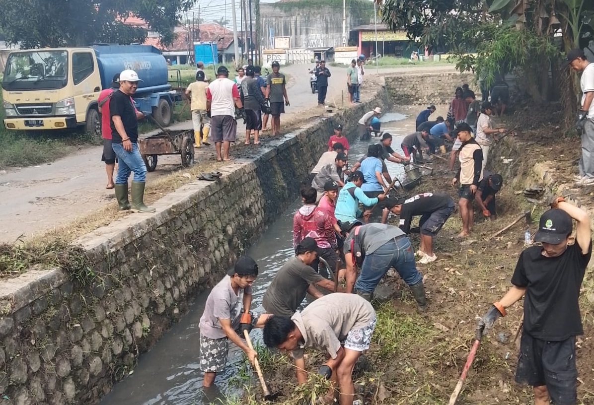 Kompak, Puluhan Warga Jatibarang Baru Normalisasi Sungai Sojar