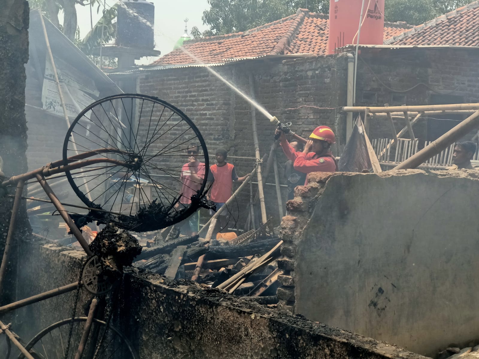 Gara-gara Goreng Peyek, Rumah Nenek Rokiyah Ludes Terbakar