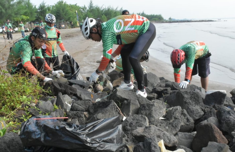 Pertamina RU-VI Tanam Pohon Cemara Laut dan Bersih-bersih Pantai Balongan