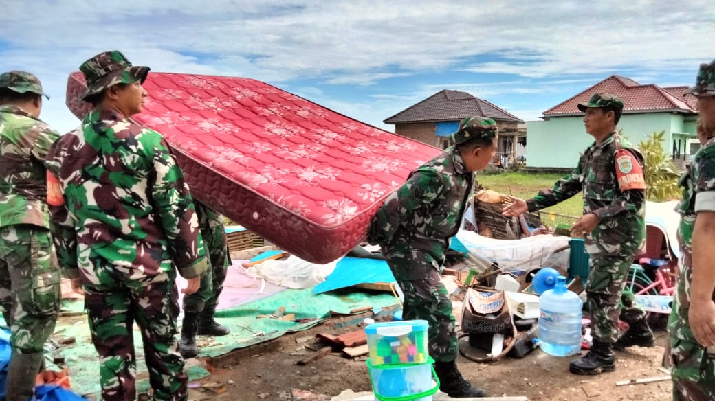 Anggota TNI Kerja Keras Bantu Perbaikan Rumah Warga Korban Puting Beliung