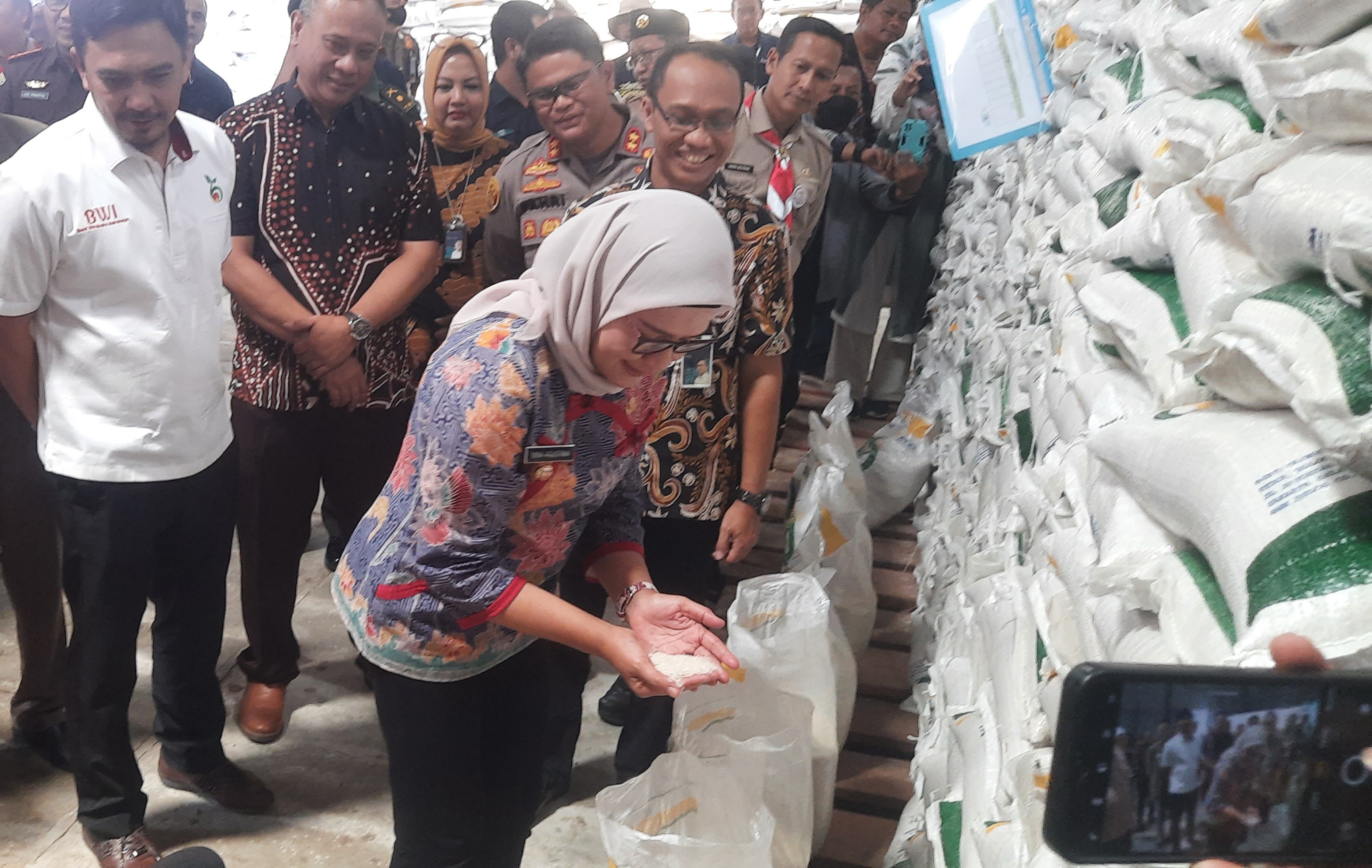 Cek Beras untuk Bantuan Pangan, Bupati Nina Minta Kuwu dan Camat Kawal Penyaluran Agar Tepat Sasaran