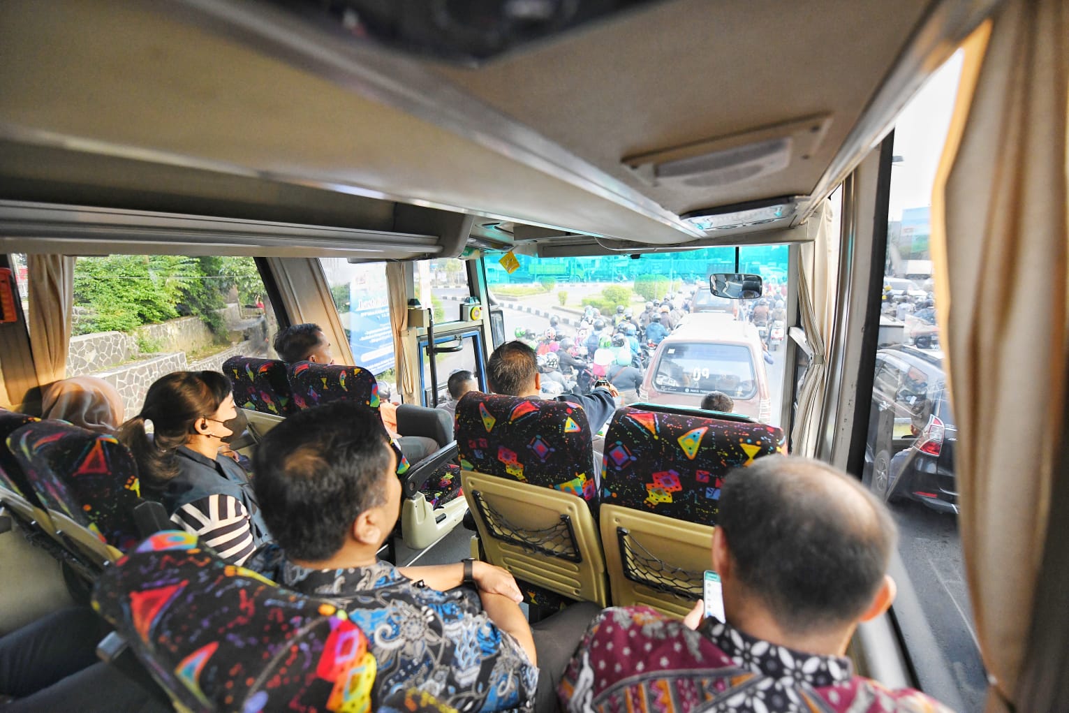 FRIDAY CAR FREE, Pj Gubernur Bersama Pegawai Ngantor Naik Bus 
