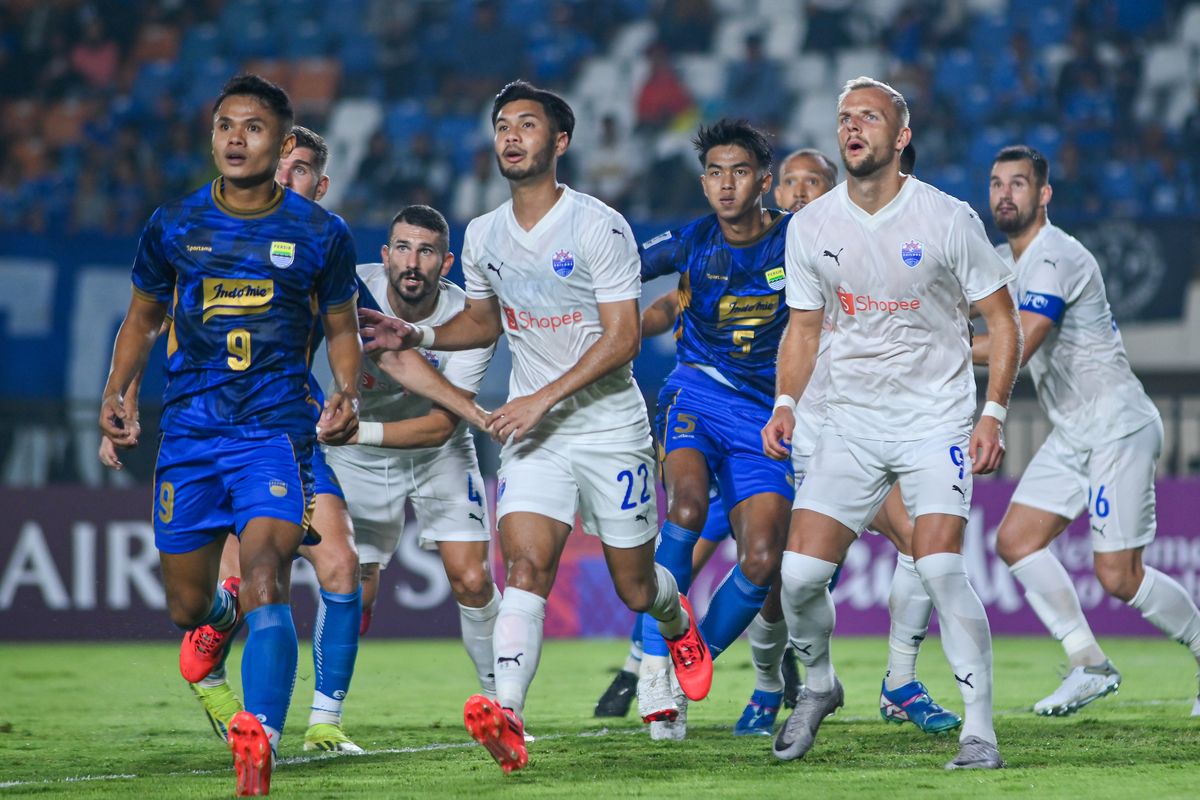 Bukan Soal Gol, Ini Masalah Klasik Persib yang Bikin Hodak Pusing!