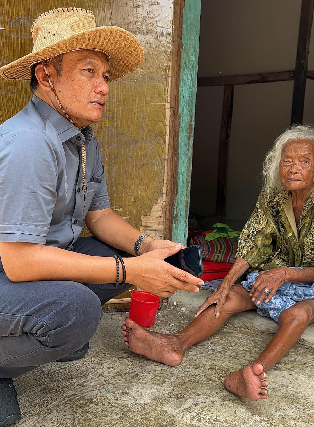 Blusukan di Kecamatan Bongas, Baher Sambangi Lansia Sebatang Kara