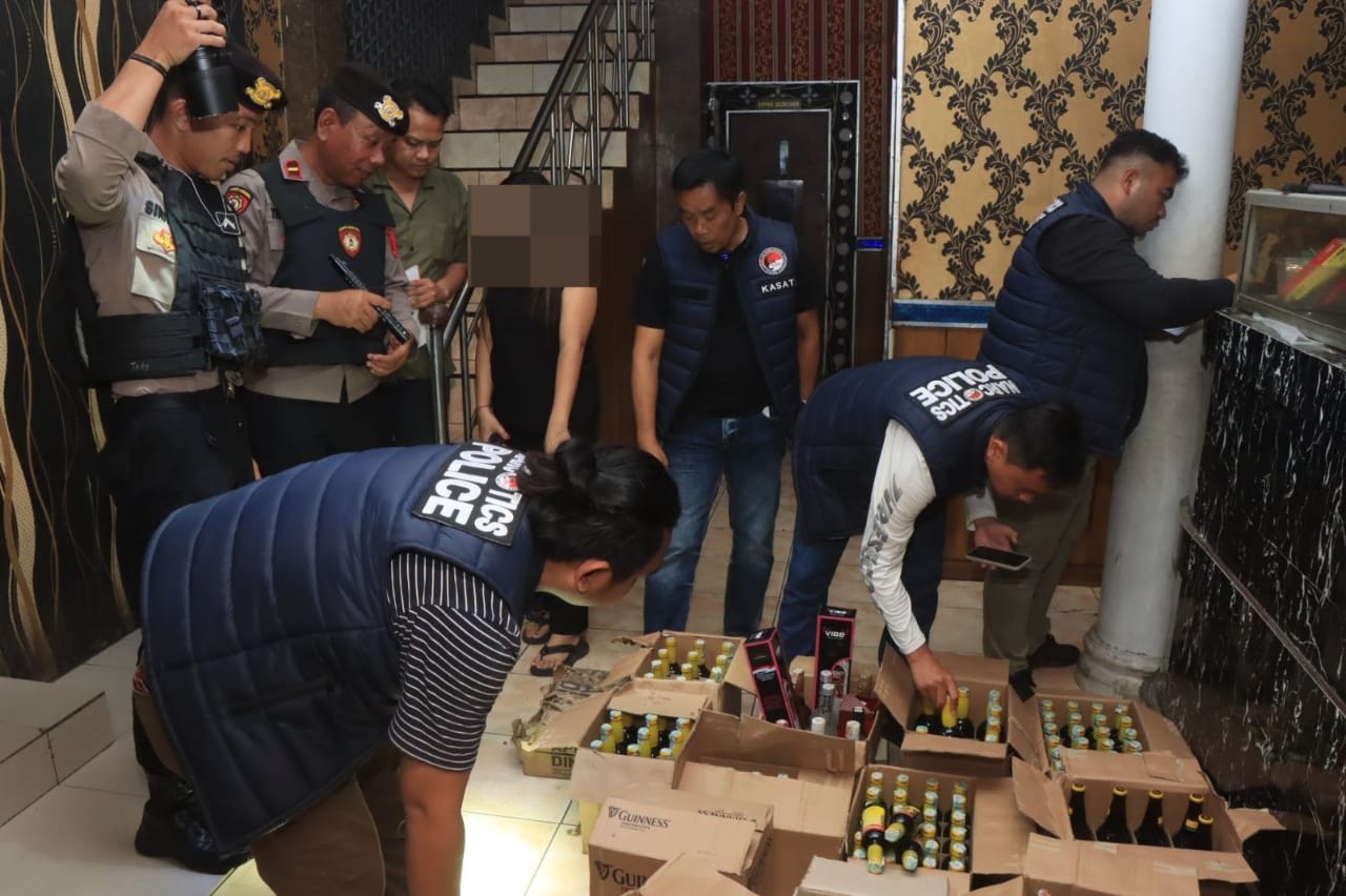 Sat Resnarkoba Polres Indramayu Berhasil Sita Ratusan Botol Miras