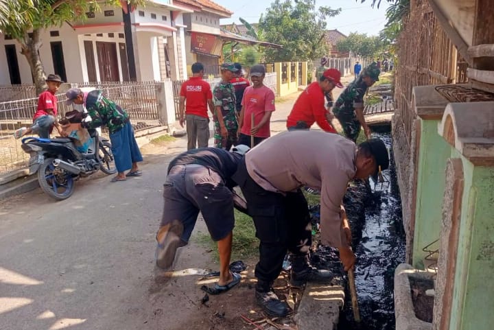 Jumat Bersih di Kecamatan Juntinyuat: Cegah DBD! 