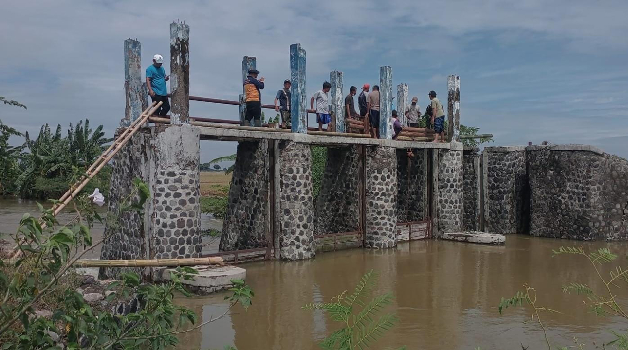 Empat Titik Tanggul Jebol Penyebab Gegesik Paling Parah