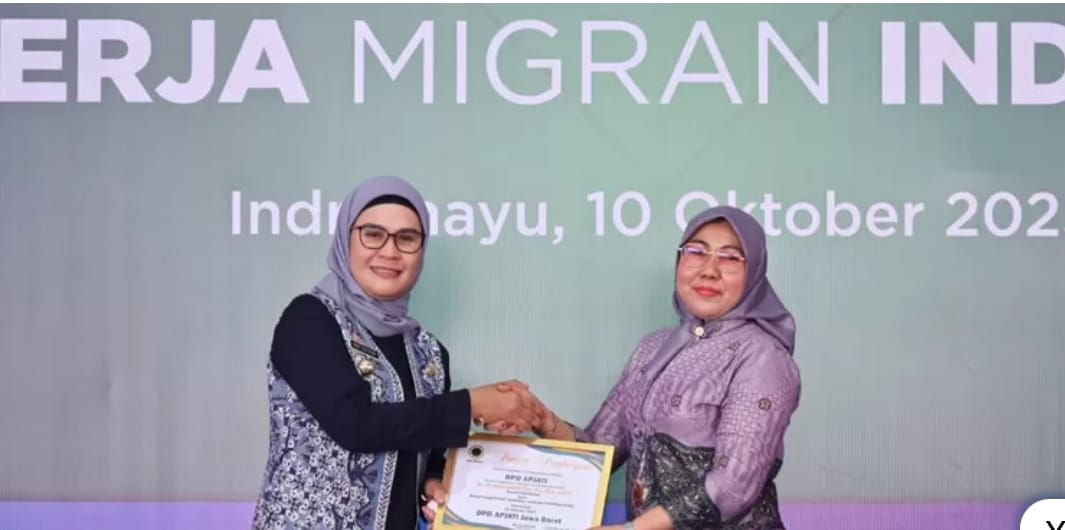 Bupati Nina Borong Tiga Penghargaan, Atas Perhatiannya kepada Pekerja Migran Indonesia