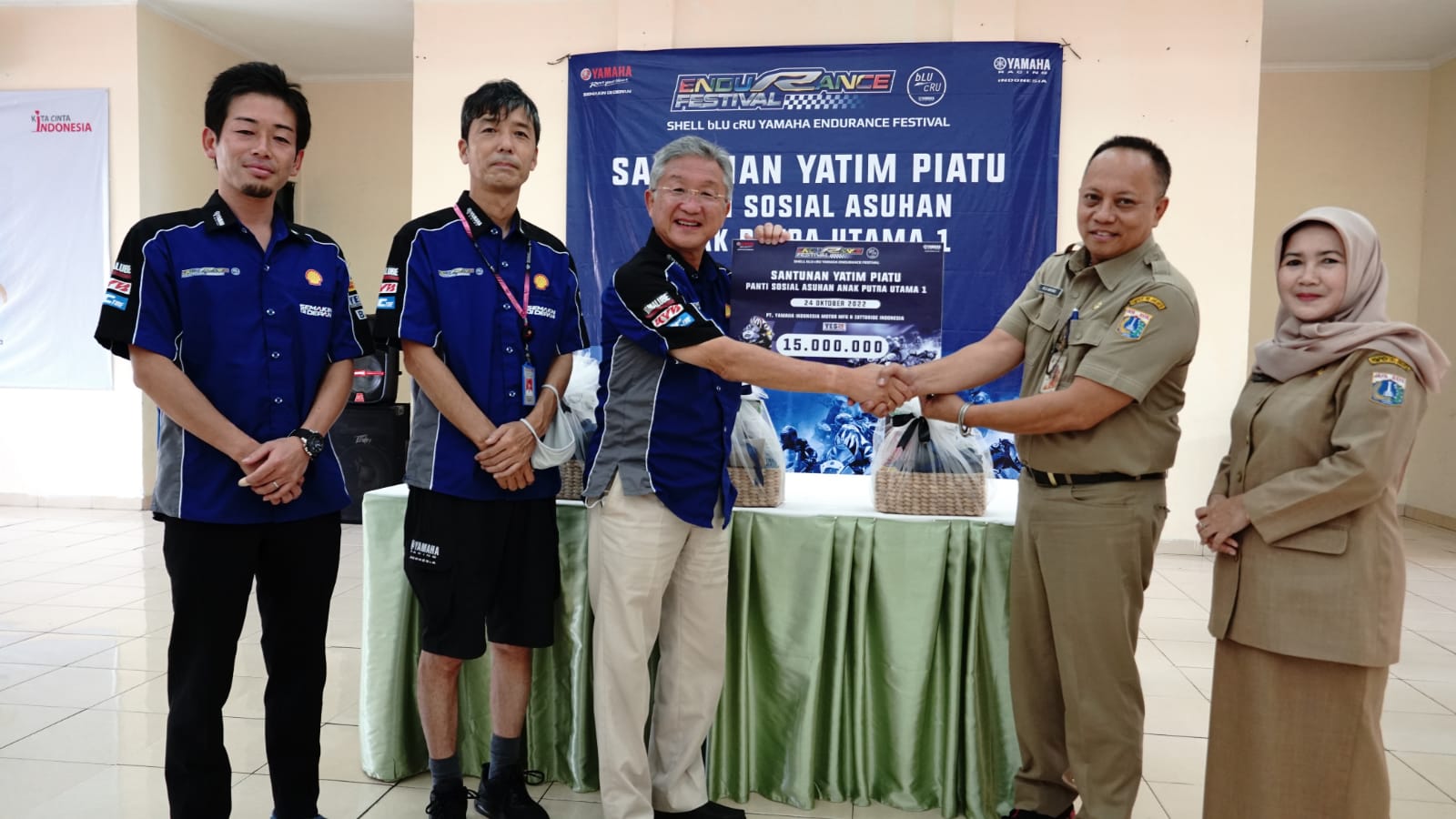 Tim Yamaha Racing Indonesia Menyumbangkan Hadiah Kemenangan Balap Ketahanan Kepada Panti Asuhan