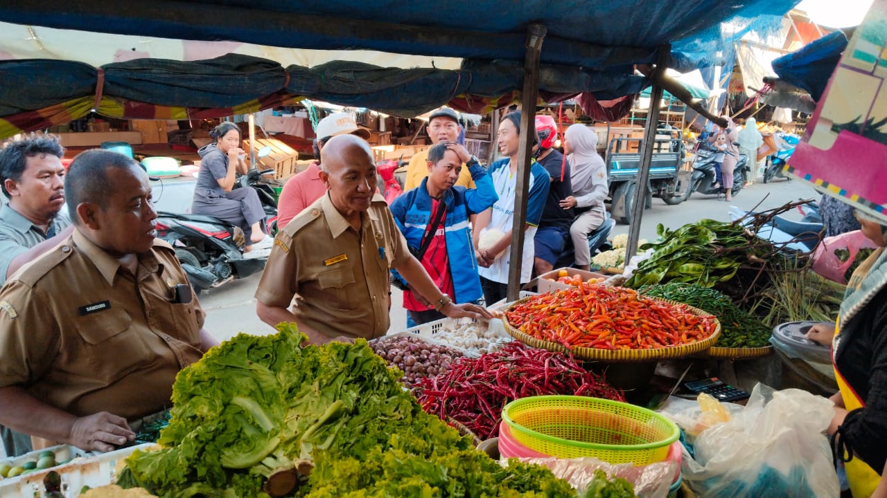 Pastikan Ketersedian dan Stabilitas Harga Pangan Diskopdagin Sidak di Pasar Daerah Jatibarang